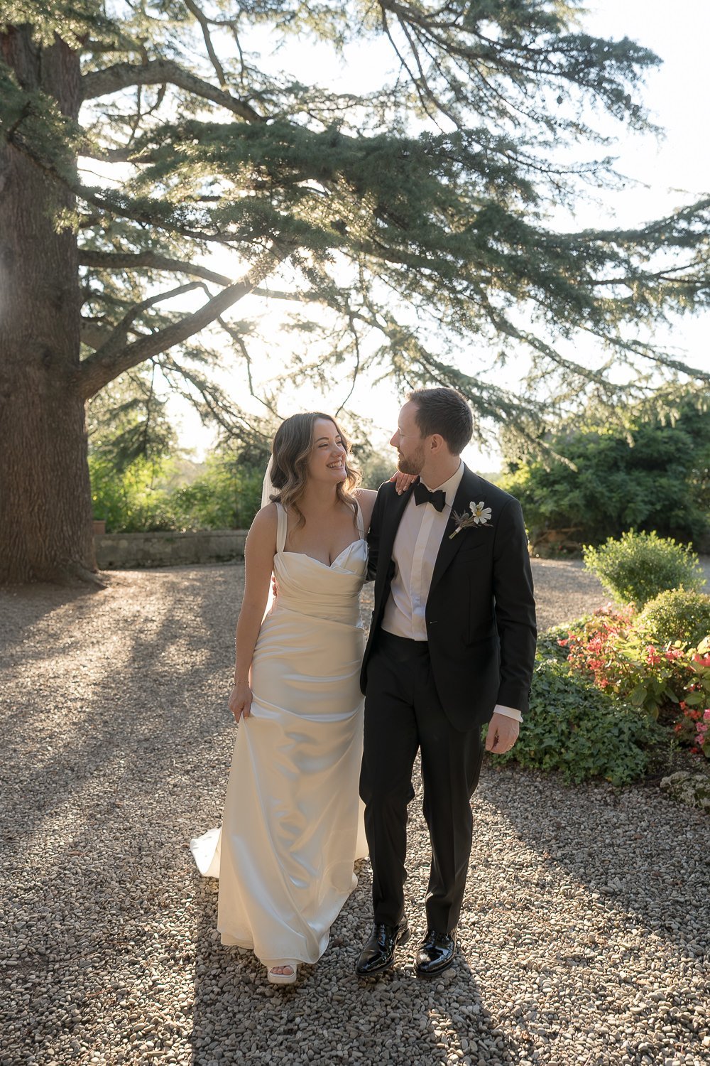 Couple portraits during golden hour,2 – wedding day timeline for photography in Italy